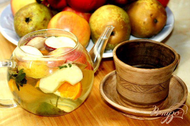фото рецепта: Мятный чай с цветками липы и фруктами
