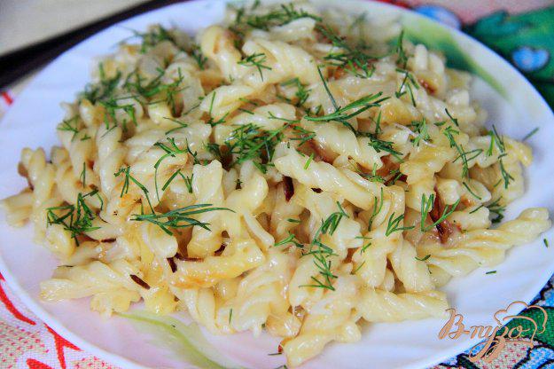 фото рецепта: Макароны с луком и сыром на сковороде