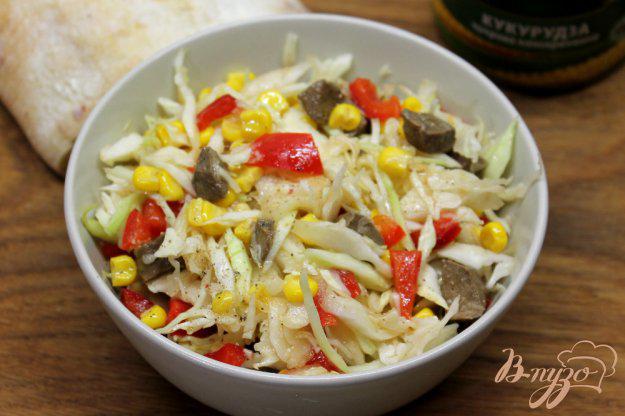 фото рецепта: Салат из капусты с кукурузой и печенью