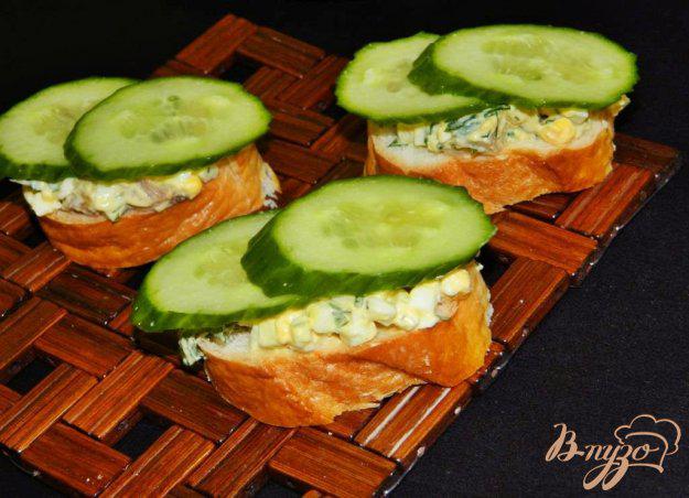 фото рецепта: Бутерброды с копченой рыбой и яйцом
