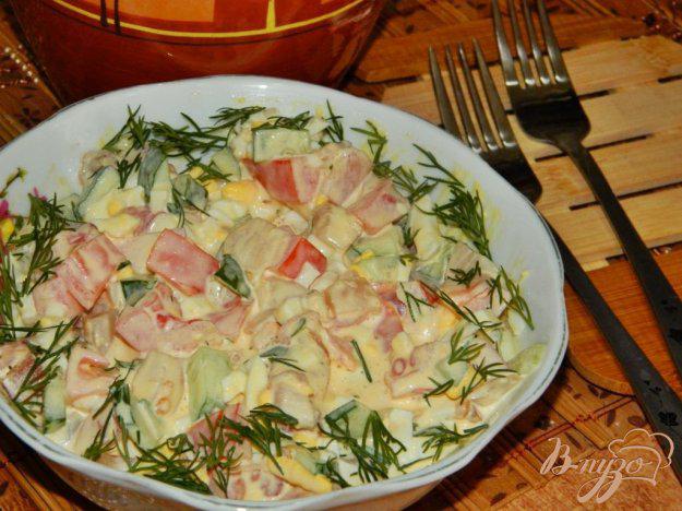 фото рецепта: Салат с копченой рыбой и помидорами