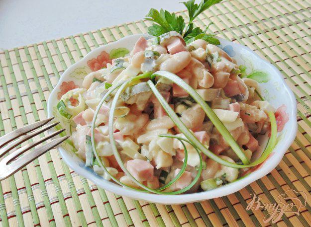 фото рецепта: Салат с фасолью и колбасой