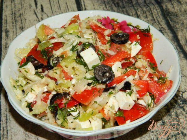 фото рецепта: Салат маслинами, помидорами и брынзой