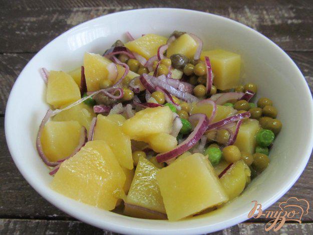 фото рецепта: Теплый картофельный салат с горошком и каперсами