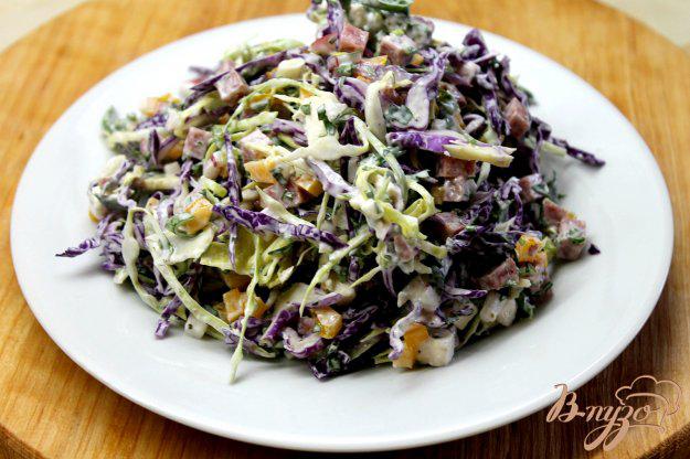 фото рецепта: Салат с капустой, колбасой, зеленью и овощами