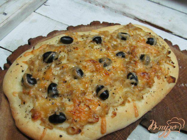 фото рецепта: Пирог-пицца с луком и оливками