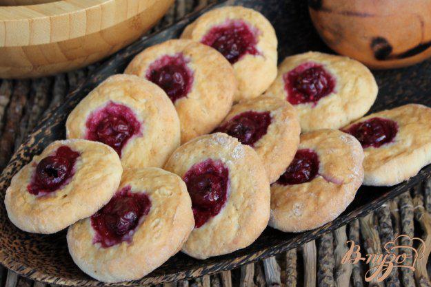 фото рецепта: Творожное печенье с вишней