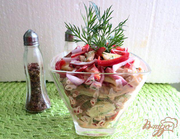 фото рецепта: Салат из болгарского перца, маринованных грибов и огурца
