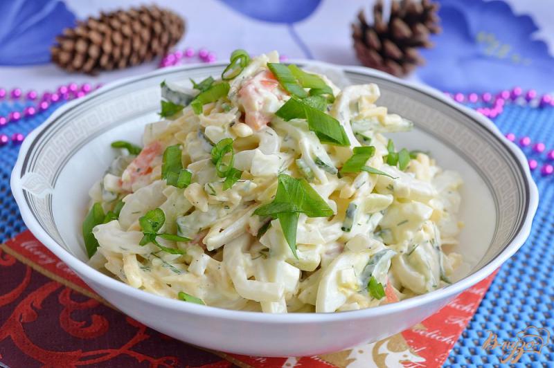 Салат с кальмарами яйцом и свежим огурцом. Салат с кальмаром и огурцом свежим и яйцом. Картофельный салат с кальмарами и огурцом. Салат кальмары классический с яйцом и огурцом.