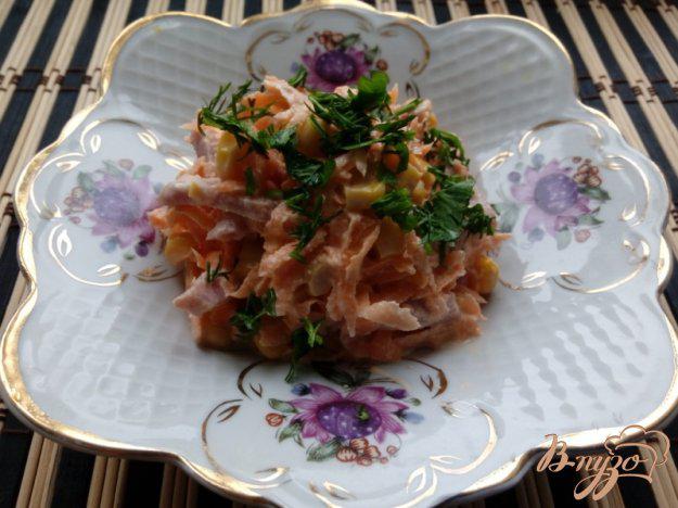 фото рецепта: Салат из моркови с кукурузой и колбасой