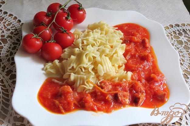 фото рецепта: Томатный соус с копчёной колбасой к макаронам