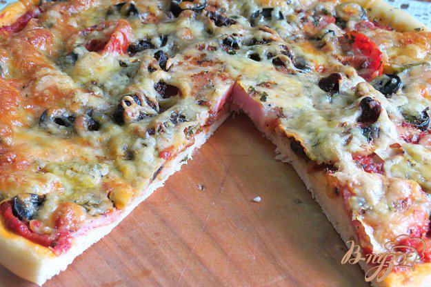 фото рецепта: Пицца мясная с  грибами, огурцами и вялеными помидорами