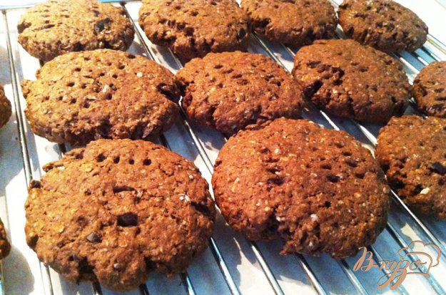 фото рецепта: Шоколадное овсяное печенье с кусочками шоколада