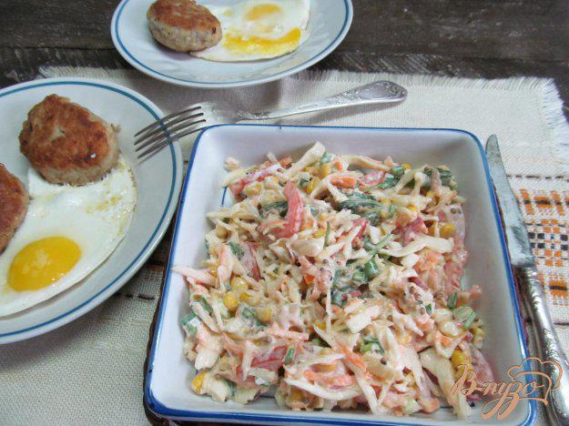 фото рецепта: Овощной салат с капустой помидором и кукурузой