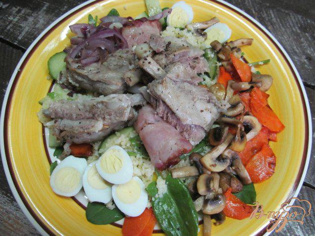 фото рецепта: Кус-кус с овощами и запеченными ребрами под беконом