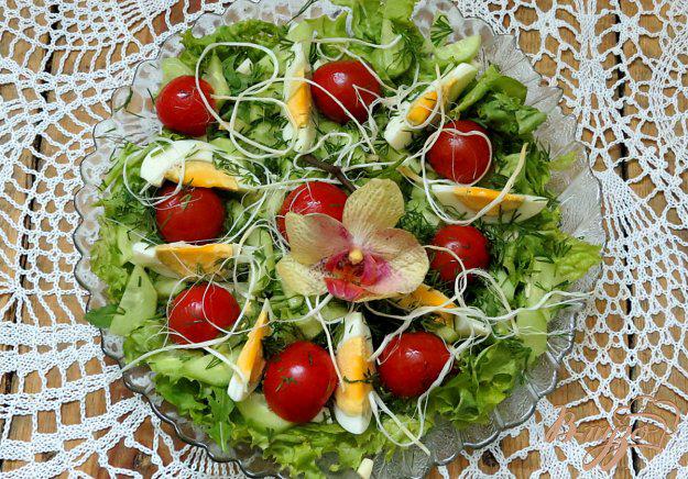 фото рецепта: Салат весенний с копчёным сыром