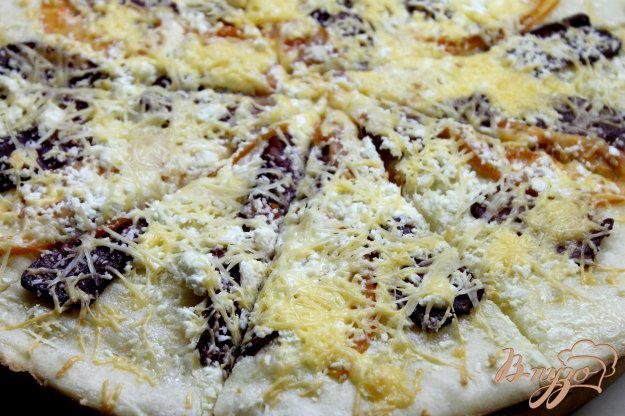 фото рецепта: Пицца с брынзой и сырокопченой колбасой