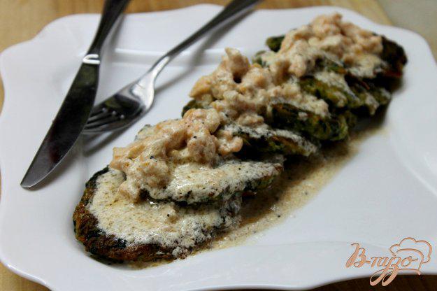 фото рецепта: Драники со шпинатом и сливочным лососем