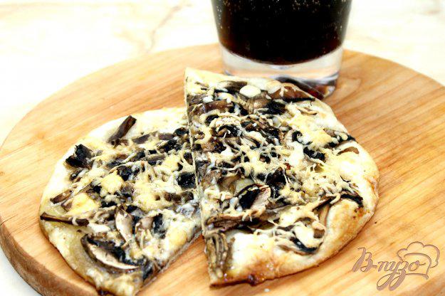 фото рецепта: Пицца с грибами и рокфором