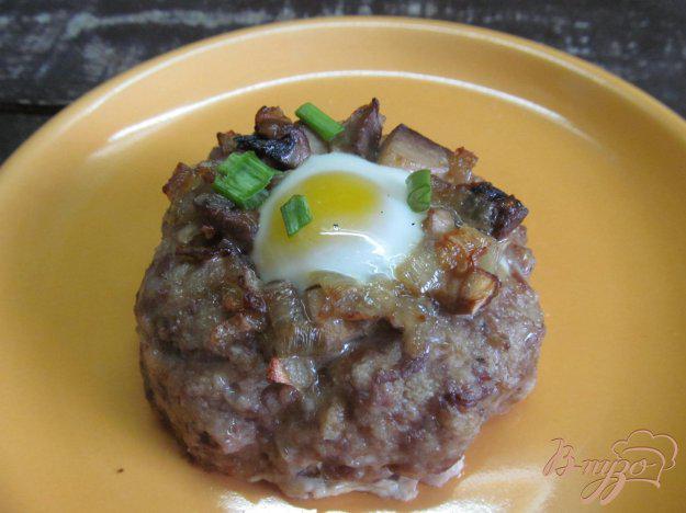 фото рецепта: Мясные гнезда с перепелиными яйцами и шампиньоном