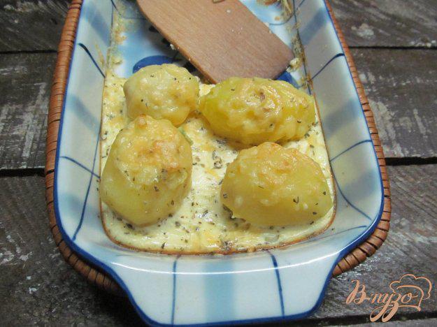 фото рецепта: Запеченный картофель на яичной подушке с сыром