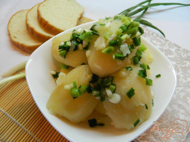 фото рецепта: Отварной картофель с молодым чесноком