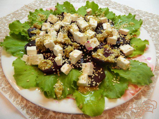 фото рецепта: Свекольный салат с сыром и ореховой заправкой