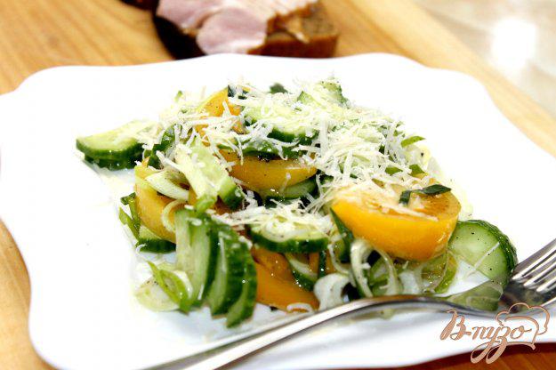 фото рецепта: Овощной салат с пореем и пармезаном