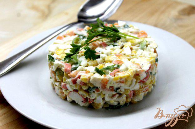 фото рецепта: Салат из крабовых палочек с кукурузой и плавленным сыром