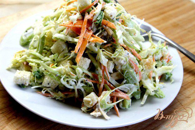 фото рецепта: Домашний салат с капустой, сухариками и сыром
