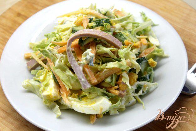 фото рецепта: Салат с капусты, яиц и вареной колбасы