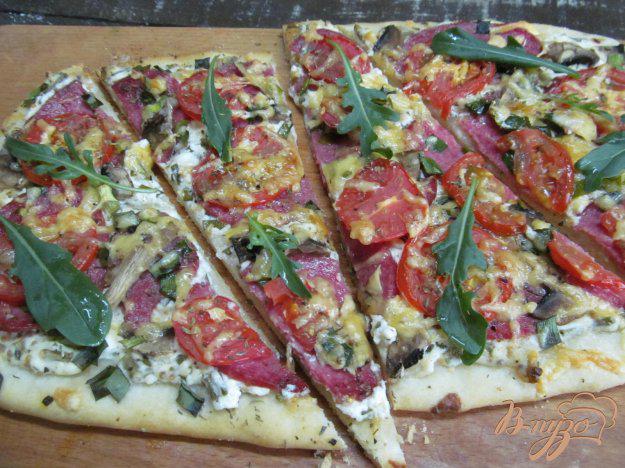 фото рецепта: Пицца с творогом и салями