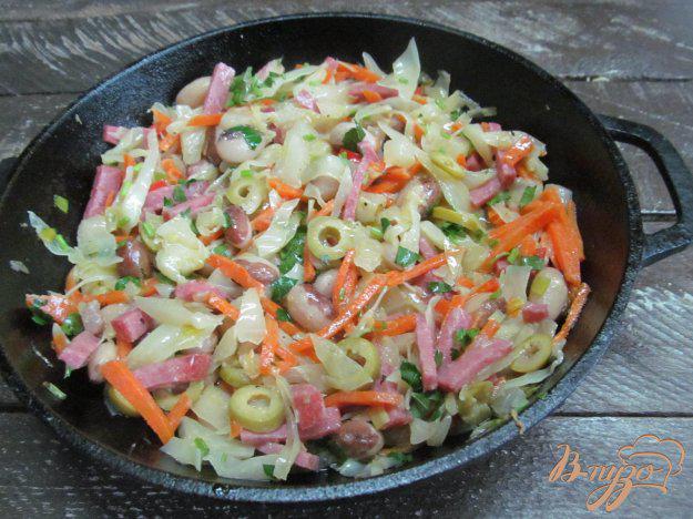 фото рецепта: Жареная капуста с салями и фасолью
