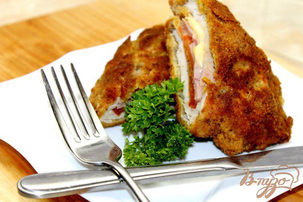 фото рецепта: Фаршированное куриное филе ветчиной, помидорами и сыром