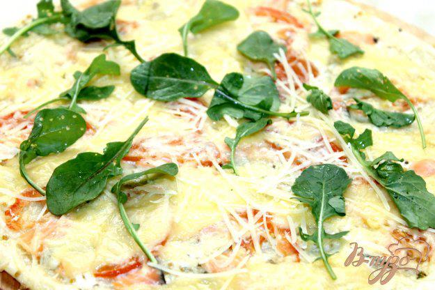 фото рецепта: Пицца с красной рыбой, помидором и сырами