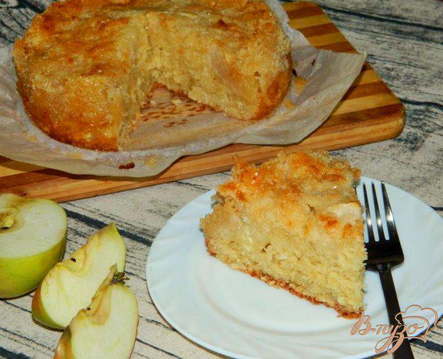 фото рецепта: Творожный пирог с яблоками под кокосовой карамелью