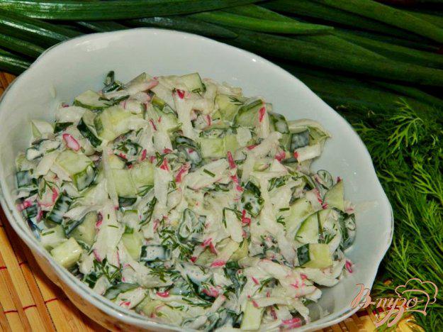 фото рецепта: Салат из редиса с огурцом и зеленью
