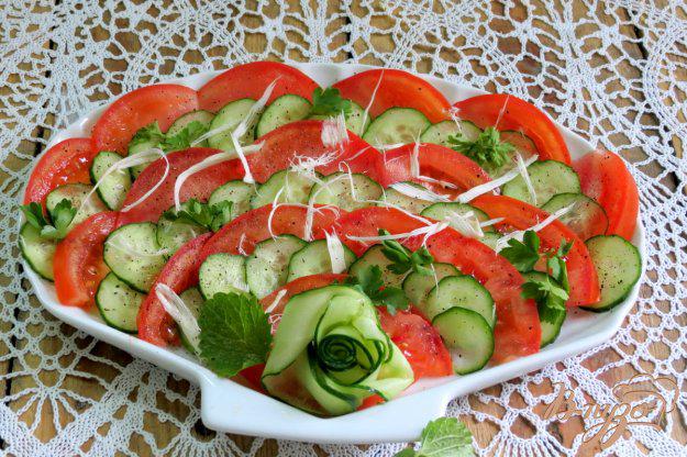 фото рецепта: Салат из огурцов,  помидоров и хрена