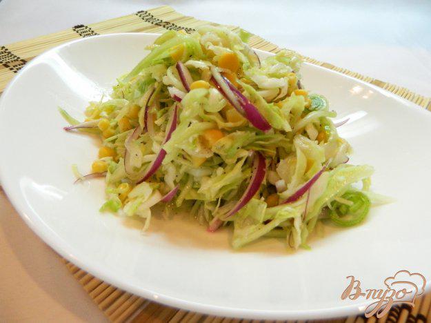 фото рецепта: Салат из капусты с молодым чесноком, свежим огурцом и кукурузой