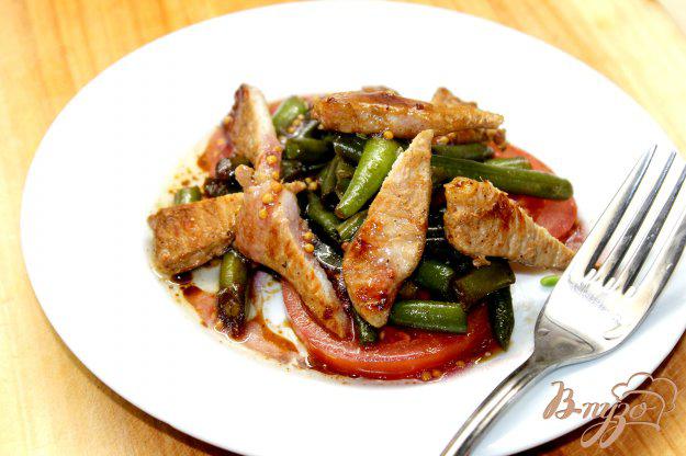 фото рецепта: Теплый салат со свининой и спаржевой фасолью