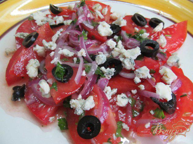 фото рецепта: Салат из помидора под сыром с плесенью