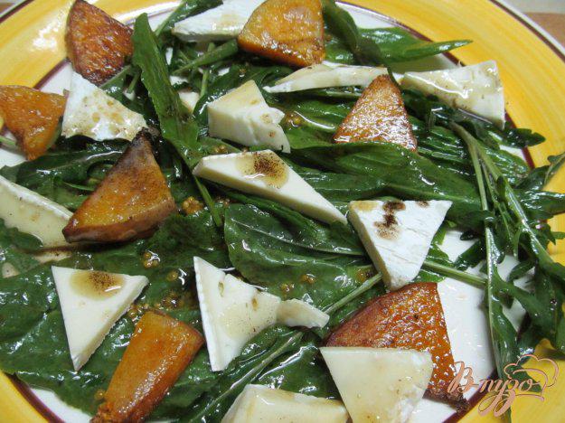 фото рецепта: Салат с зеленью тыквой и сыром бри