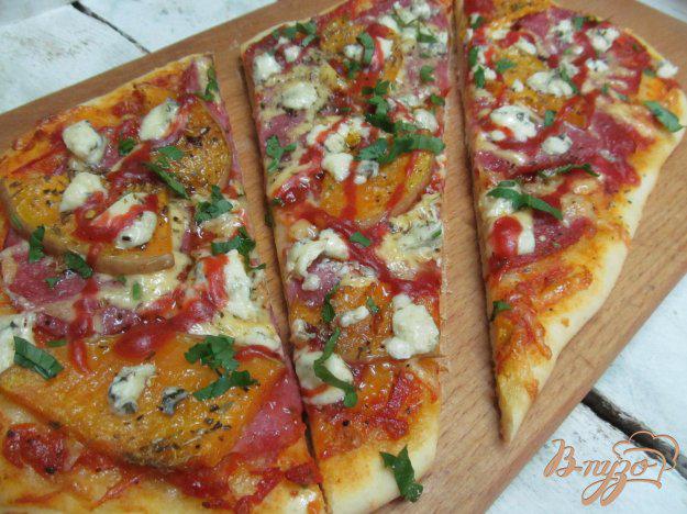 фото рецепта: Пицца с тыквой и сыром с плесенью