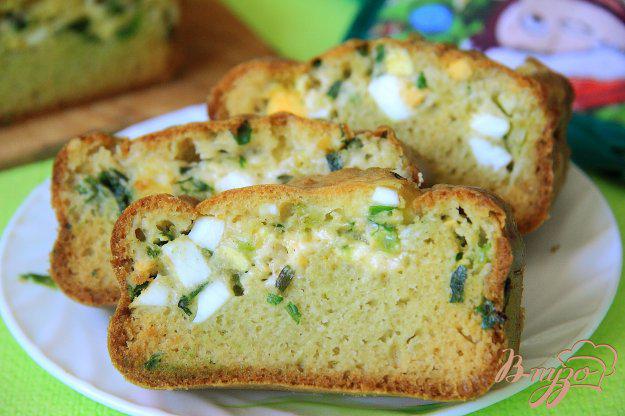 фото рецепта: Наливной пирог с яйцами, зеленым луком и сыром