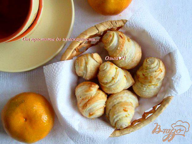 фото рецепта: Слоеные булочки с мандариновой цедрой