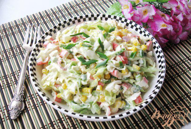 фото рецепта: Салат с крабовыми палочками и молодой капустой