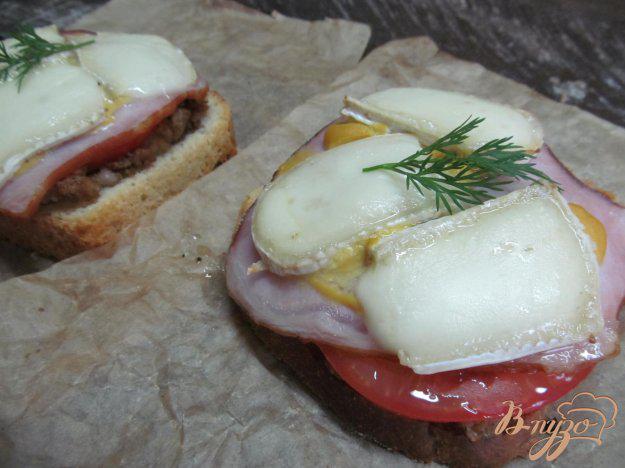 фото рецепта: Бутерброд с мясом и сыром бри