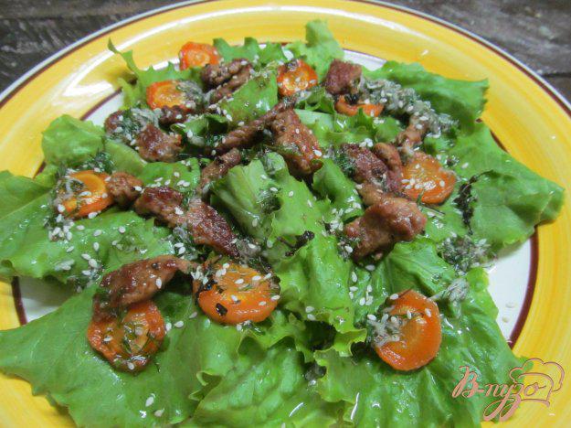 фото рецепта: Теплый салат с запеченной морковью и свининой