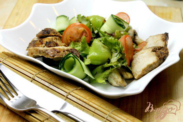 фото рецепта: Теплый салат с курицей и карамелизированным луком - шалот