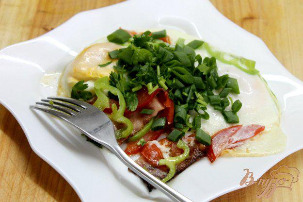 фото рецепта: Яичница с ветчиной, помидорами и перцем